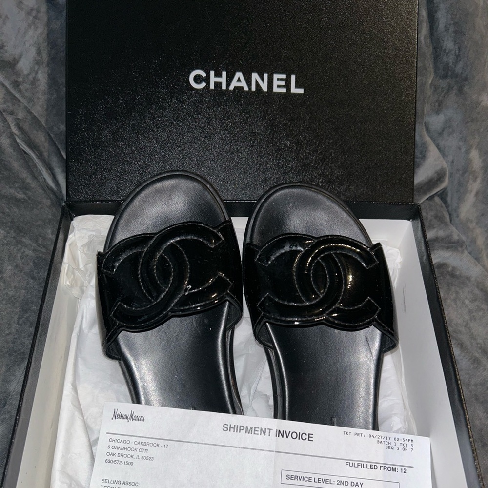Black Chanel slides 🖤